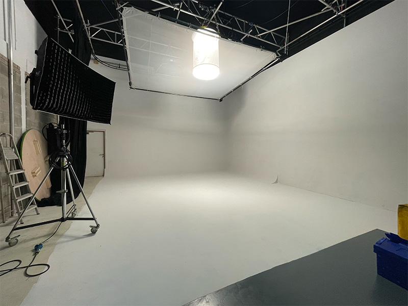 Our larger  film studio with  infinity cove. Comes with lighting grid.  Can be painted green or any other colour you need! Great for set build and white goods.  Also perfect for music videos

7m ceiling height, 11m x 7m shooting space.